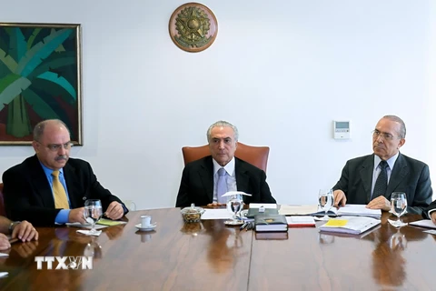 Tổng thống lâm thời Brazil Michel Temer (giữa), Bộ trưởng An ninh Brazil Sergio Etchegoyen (trái) và Chánh văn phòng nội các Brazil Eliseu Padilha tại cuộc họp ở Brasilia. (Nguồn: AFP/TTXVN) 