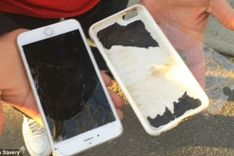 Màn hình của chiếc iPhone bị vỡ nát. (Nguồn: Daily Mail)