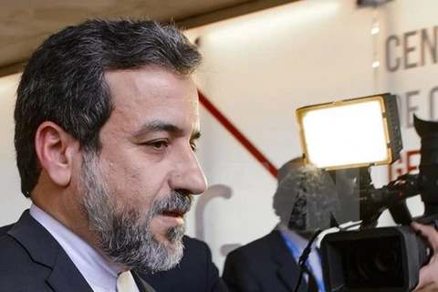 Thứ trưởng Ngoại giao Iran Abbas Araqchi trong cuộc họp báo sau cuộc gặp phái đoàn đại diện Nhóm P5+1 tại Vienna ngày 22/4. (Nguồn: Press TV/TTXVN)
