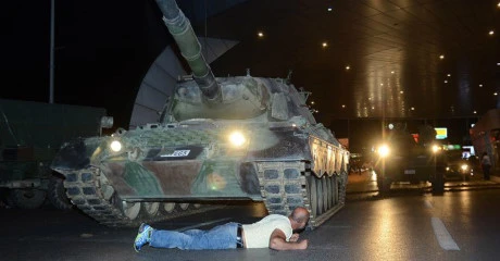 Một người dân cố chặn xe tăng của nhóm quân đảo chính. (Nguồn: Reuters)