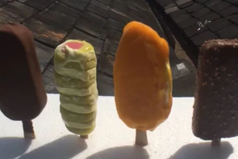 Các que kem được đặt ngoài trời nóng. (Nguồn: The LAD Bible)