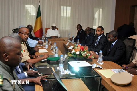 Tổng thống Mali Ibrahim Boubacar Keita (giữa) triệu tập cuộc họp an ninh khẩn sau vụ tấn công. (Nguồn: AFP/TTXVN)