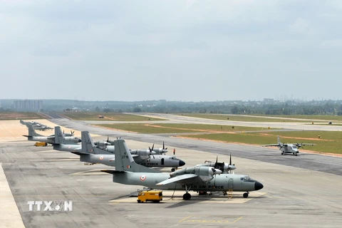 Máy bay AN-32 tại căn cứ không quân Yelahanka ở Bangalore, Ấn Độ ngày 3/10/2013. (Nguồn: AFP/TTXVN)
