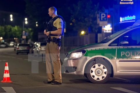 Cảnh sát phong tỏa hiện trường vụ nổ ở Ansbach. (Nguồn: EPA/TTXVN)