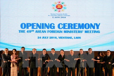 Phó Thủ tướng, Bộ trưởng Ngoại giao Việt Nam Phạm Bình Minh (thứ 5, trái) chụp ảnh chung với các Bộ trưởng ASEAN tại hội nghị. (Nguồn: THX/TTXVN)