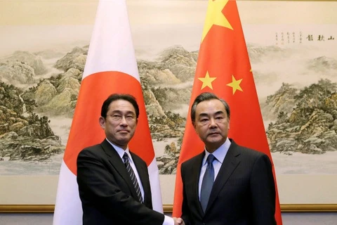 Ngoại trưởng Nhật Bản Fumio Kishida (trái) và người đồng cấp Trung Quốc Vương Nghị. (Nguồn: Reuters)