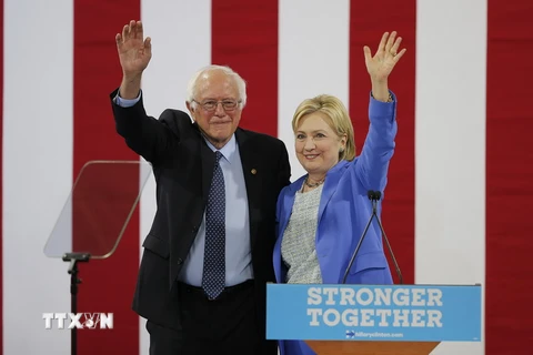 Bà Hillary Clinton và ông Bernie Sanders trong cuộc vận động tranh cử chung đầu tiên ở Portsmouth, tiểu bang New Hampshire, Mỹ ngày 12/7. (Nguồn: EPA/TTXVN)