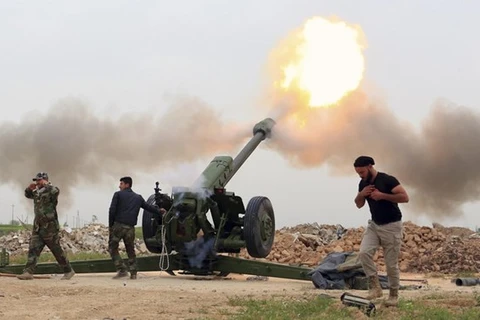 Lực lượng an ninh Iraq nã pháo vào các căn cứ của IS ở Mosul. (Nguồn: AFP)