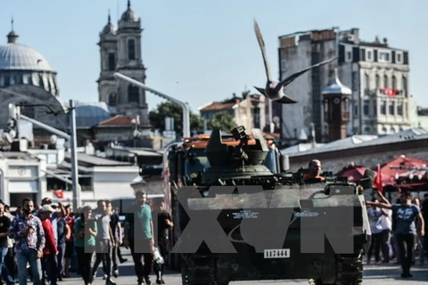 Xe tăng của quân đội Thổ Nhĩ Kỳ bỏ lại trên các đường phố ở Istanbul sau vụ đảo chính. (Nguồn: AFP/TTXVN)