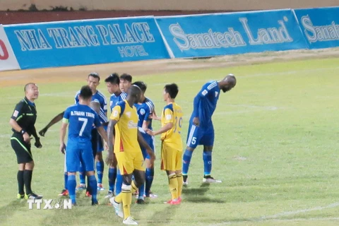 Trọng tài Phùng Đình Dũng bị các cầu thủ Sanna Khánh Hòa BVN quây quanh sau khi không công nhận bàn thắng của đội bóng. (Ảnh: Tiên Minh/TTXVN)