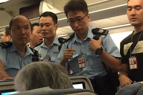 Nữ hành khách bị bắt giữ. (Nguồn: MingPao)