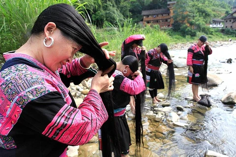 Mái tóc dài kỷ lục trong làng lên tới hơn 2 mét. (Nguồn: China Daily)