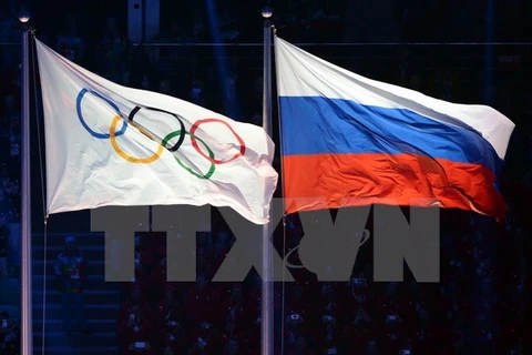 Cờ Olympic (trái) và cờ Nga (phải) tại lễ khai mạc Olympic mùa đông Sochi, Nga năm 2014. (Nguồn: AFP/TTXVN)