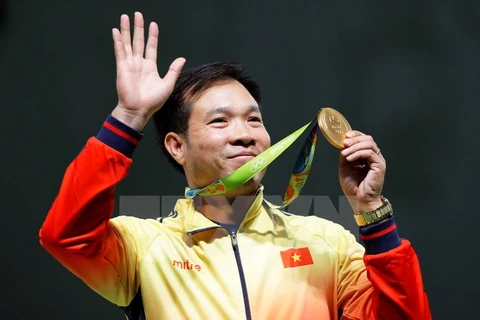 Hoàng Xuân Vinh hạnh phúc khi giành được huy chương vàng. (Nguồn: EPA/TTXVN)