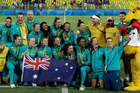 Đội bóng bầu dục nữ Australia ăn mừng chiến thắng. (Nguồn: AP)