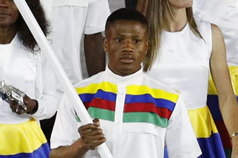 Jonas cầm cờ cho đoàn thể thao Namibia. (Nguồn: Reuters)