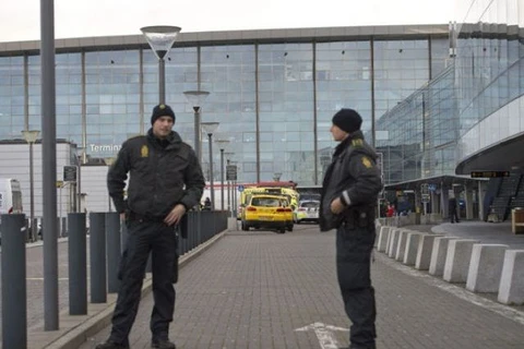Cảnh sát Đan Mạch bên ngoài nhà ga số 3 sân bay Kastrup. (Nguồn: AFP)
