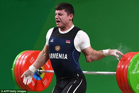 Sự cố khiến cánh tay trái của Karapetyan bị ngoặt ra phía sau. (Nguồn: Getty)