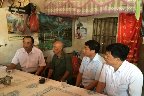 Đại diện Toà án Nhân dân Tối cao tại gia đình ông Trần Văn Thêm (Nguồn: VTV)