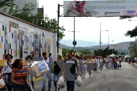Người dân Venezuela sang mua hàng hóa tại Cucuta, Colombia ngày 10/7. (Nguồn: AFP/TTXVN)