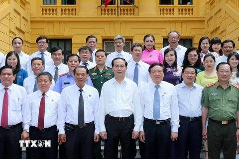 Chủ tịch nước Trần Đại Quang với các đồng chí lãnh đạo của Tòa án Nhân dân Tối cao. (Ảnh: Nhan Sáng/TTXVN)