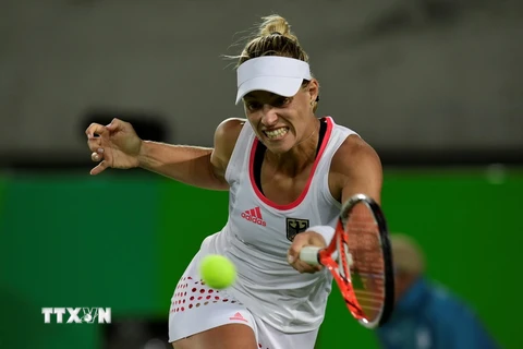 Tay vợt người Đức Angelique Kerber trong trận bán kết quần vợt đơn nữ với Madison Keys tại Olympic 2016. (Nguồn: AFP/TTXVN) 