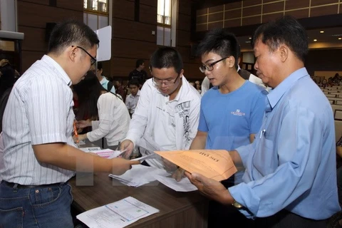Thí sinh nộp hồ sơ đăng ký xét tuyển vào Đại học Kinh tế Thành phố Hồ Chí Minh. (Ảnh: Phương Vy/TTXVN)