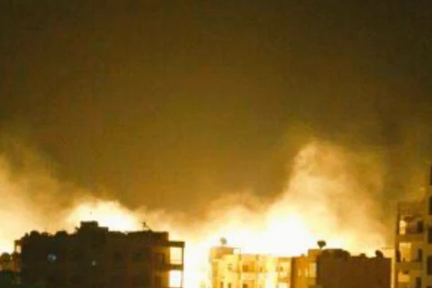 Bom cháy đã khiến nhiều công trình ở Idlib bốc cháy dữ dội (Nguồn: Sputnik)