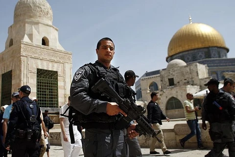 Cảnh sát Israel tại khu vực gần lối vào khu đền thờ Hồi giáo al-Aqsa. (Nguồn: AFP)