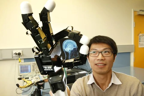 Phó giáo sư Denny Oetomo bên cánh tay nguyên mẫu. (Nguồn: heraldsun.com.au)