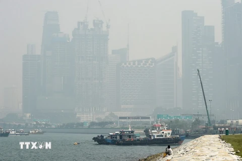 Khói mù tại Singapore do ảnh hưởng từ các đám cháy rừng ở Indonesia ngày 26/8. (Nguồn: AFP/TTXVN) 