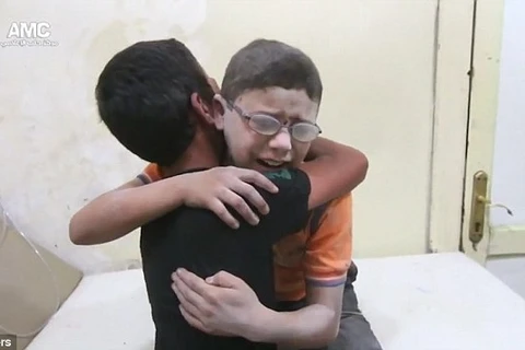 Hai anh em ôm nhau khóc. (Nguồn: Reuters)