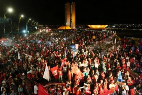 Những người ủng hộ bà Dilma Rousseff đổ ra đường. (Nguồn: Reuters)
