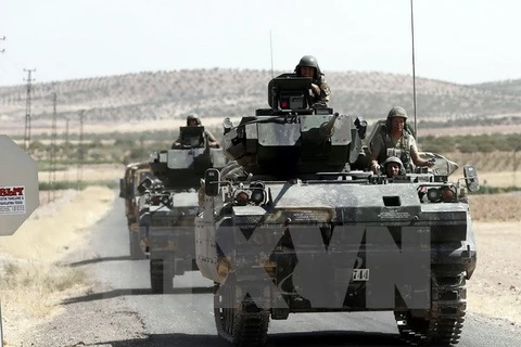 Xe tăng của Thổ Nhĩ Kỳ tham gia chiến dịch quân sự chống các tay súng người Kurd tại khu vực biên giới với Syria. (Nguồn: EPA/TTXVN)