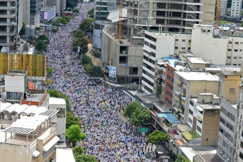Dòng người tham gia cuộc tuần hành ở Caracas. (Nguồn: CNN)