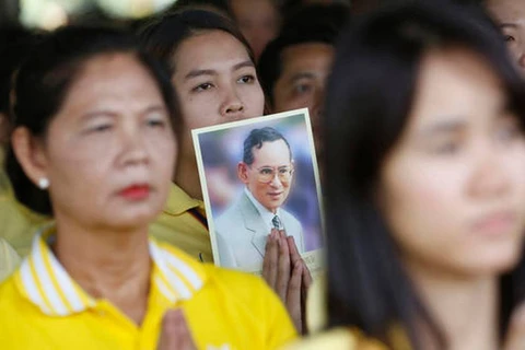 Người dân Thái Lan theo dõi tình hình sức khỏe của Nhà vua Bhumibol Adulyadej. (Nguồn: AP)