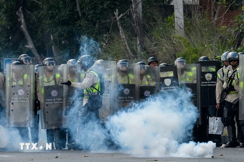 Cảnh sát làm nhiệm vụ trong cuộc biểu tình của lực lượng đối lập ở Caracas, Venezuela ngày 1/9. (Nguồn: AFP/TTXVN)