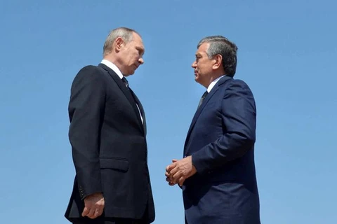 Tổng thống Nga Vladimir Putin và Thủ tướng Uzbekistan Shavkat Mirziyoyev. (Nguồn: Reuters)