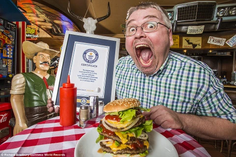 Bernd Schmidt có thể há miệng cực rộng để nuốt chửng cái hamburger.