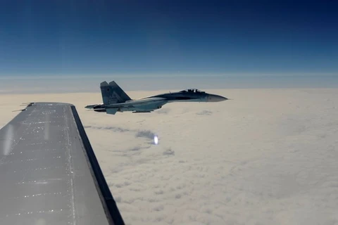 Một chiến đấu cơ Su-27 của Nga bay sát máy bay Mỹ trên không phận biển Baltic. Ảnh minh họa. (Nguồn: dailymail.com)
