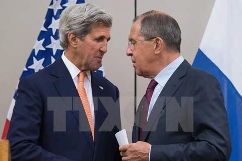 Ngoại trưởng Nga Sergei Lavrov (phải) và người đồng cấp Mỹ John Kerry. (Nguồn: THX/TTXVN)