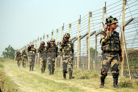 Lực lượng biên phòng Ấn Độ tuần tra tại khu vực biên giới Ấn Độ-Pakistan ở Budwar, cách thành phố Jammu, thủ phủ mùa đông của vùng Kashmir do Ấn Độ kiểm soát khoảng 40km. (Nguồn: EPA/TTXVN)