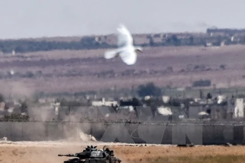 Xe tăng của quân đội Thổ Nhĩ Kỳ tham gia chiến dịch chống IS tại khu vực biên giới Syria - Thổ Nhĩ Kỳ. (Nguồn: AFP/TTXVN) 