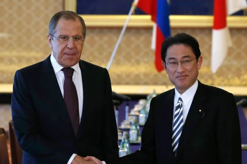 Ngoại trưởng Nga Sergei Lavrov và người đồng cấp Nhật Bản Fumio Kishida. (Nguồn: AFP)