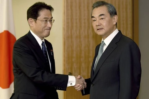 Ngoại trưởng Nhật Bản Fumio Kishida và người đồng cấp Trung Quốc Vương Nghị. (Nguồn: AP)