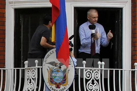 Nhà sáng lập Wikileak Julian Assange phát biểu tại đại sứ quán Ecuador ở thủ đô London, Anh ngày 19/8/2012. (Nguồn: Reuters/TTXVN)