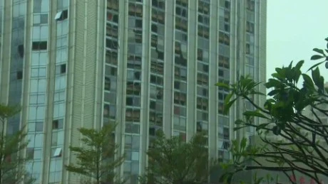 Nhiều nhà cao tầng ở tỉnh Phúc Kiến bị vỡ cửa sổ. (Nguồn: CNN)