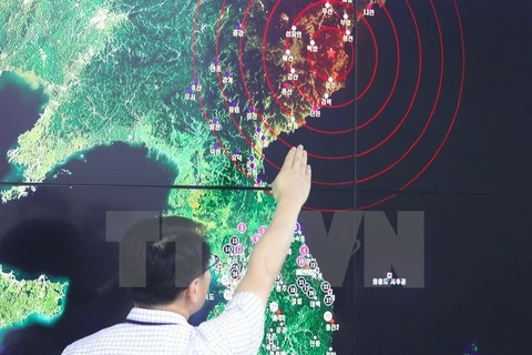 Chuyên gia Cơ quan Khí tượng Hàn Quốc phân tích các dư chấn đo được sau vụ nổ được cho là vụ thử hạt nhân của Triều Tiên, tại Seoul ngày 9/9. (Nguồn: AFP/TTXVN)