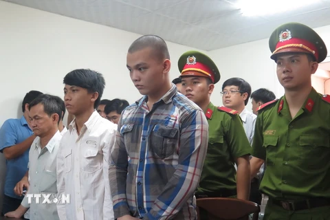 Bị cáo Ôn Thành Tân (thứ 2 từ trái sang) và Nguyễn Hoàng Tuấn tại phiên tòa xét xử phúc thẩm. (Ảnh: Hoàng Hải/TTXVN)