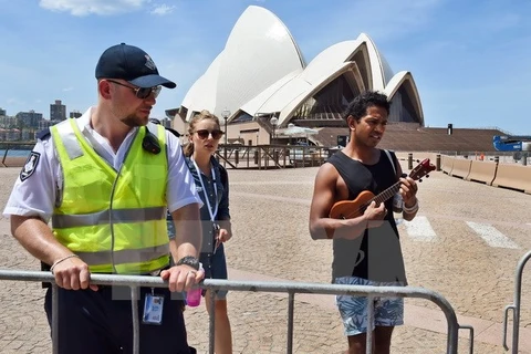 Cảnh sát Australia tuần tra tại khu vực Nhà hát Sydney. (Nguồn: AFP/TTXVN)